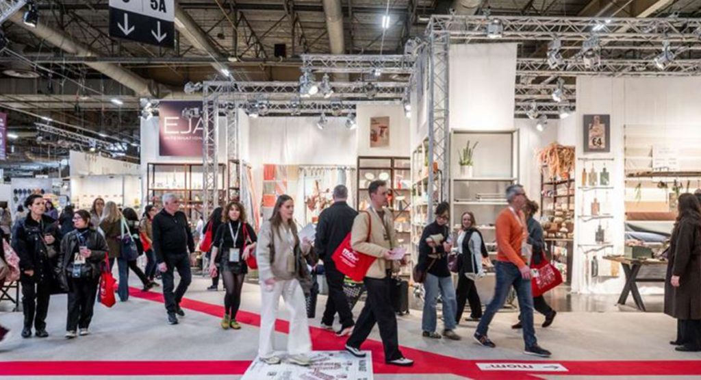 Visitantes recorriendo los pasillos de la muestra | Mercados extranjeros: Francia y Reino Unido